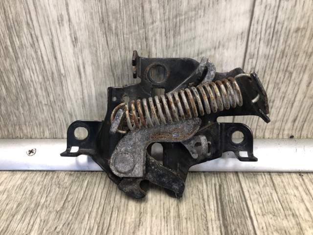 Замок кришки капота 5351047092 TOYOTA