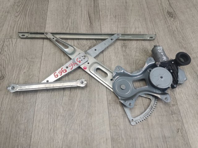 Склопідйомник з електродвигуном Тойота Яріс