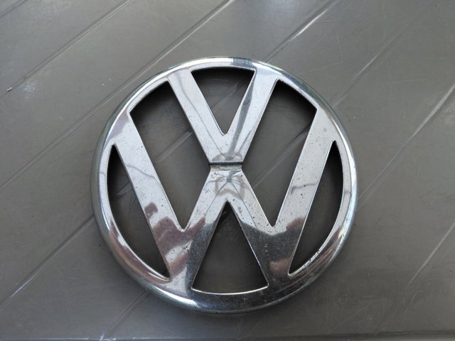 Фірмовий значок решітки радіатора 1J0853601 VAG