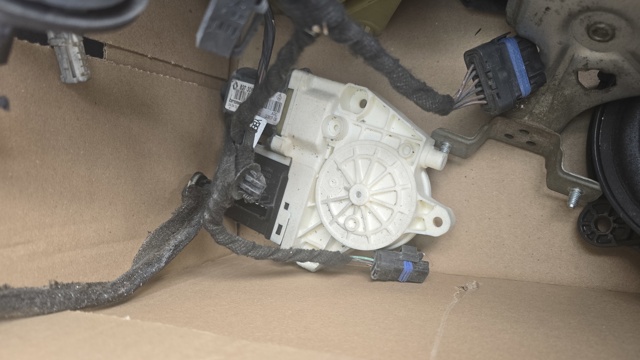 Моторчик склопідйомника двері задніх, правих 827306548R RENAULT