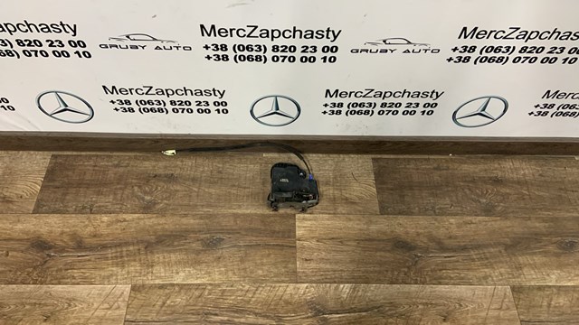 Замок передніх пасажирських дверей 13533615 GM