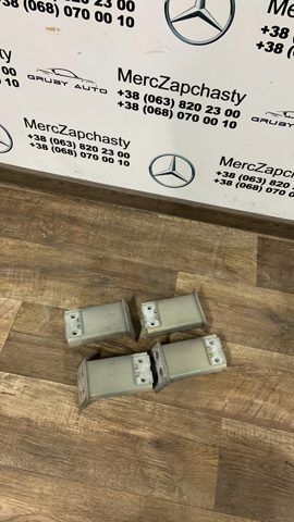 Кронштейн підсилювача переднього бампера 42551576 GM