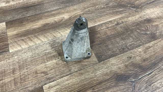 Кронштейн подушки (опори) двигуна, правої A1112231704 MERCEDES