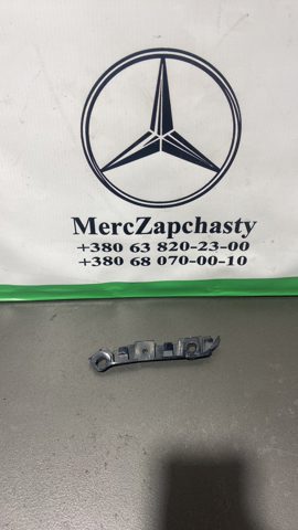 Лівий кронштейн переднього бампера A2058852021 MERCEDES