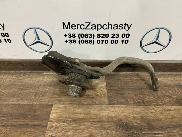 Кулак поворотний передній правий A2213324601 MERCEDES