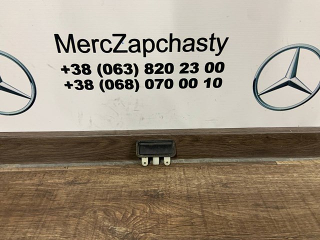 Кнопка приводу замка 3/5 дверей (ляди) / кришки багажника A2218702410 MERCEDES