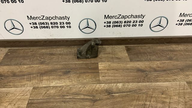 Кронштейн подушки (опори) двигуна, лівої A6132230404 MERCEDES