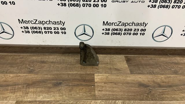 Кронштейн подушки (опори) двигуна, правої A6132230504 MERCEDES