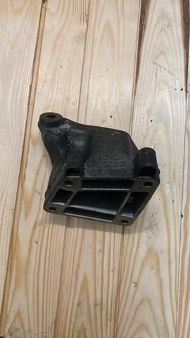 Кронштейн подушки (опори) двигуна, правої A6422230304 MERCEDES
