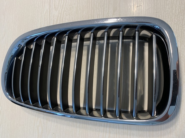Решітка радіатора ліва 51137200727 BMW