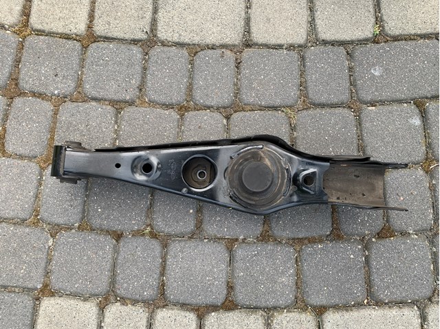Важіль задньої підвіски нижній, правий 55220D3050 HYUNDAI