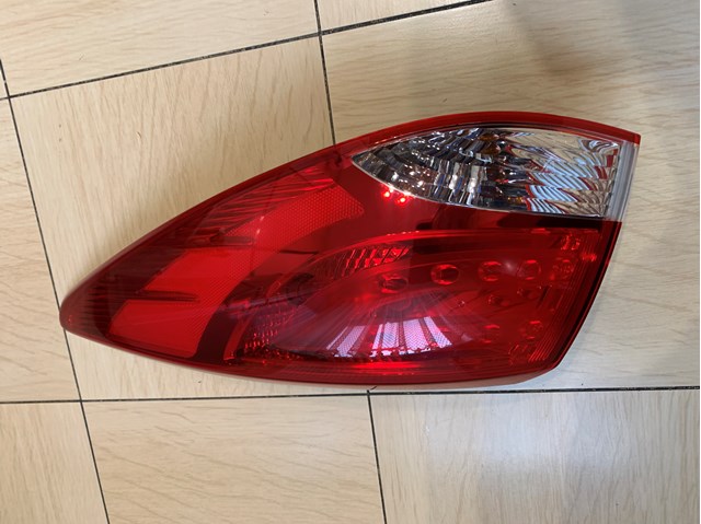 Фара задня права зовнішня 924022Y000 HYUNDAI