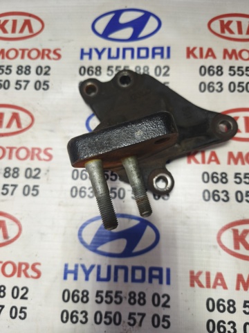 Кронштейн подушки (опори) двигуна, правої 216702B000 HYUNDAI