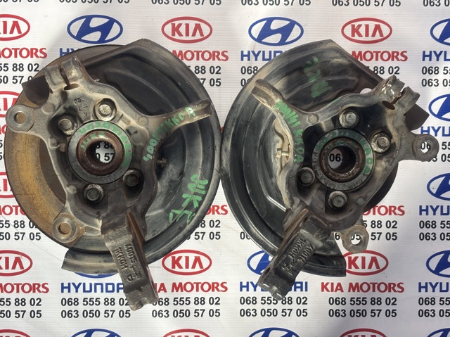 Цапфа поворотна права 400141KK0A NISSAN