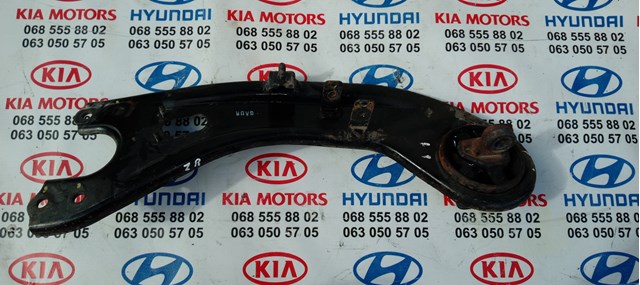Важіль/тяга задньої підвіски подовжній нижній, правий 552803W000 HYUNDAI