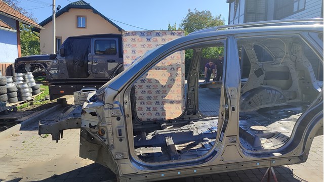 Амортизаційна стійка центральна, права 714022PB00 HYUNDAI