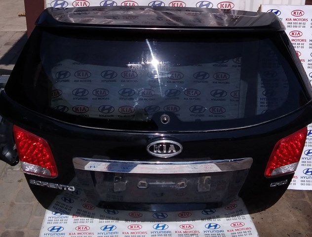 Задні двері багажника 737002P040 HYUNDAI