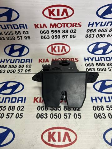 Замок і ручка дверей задка 812303Z000 HYUNDAI