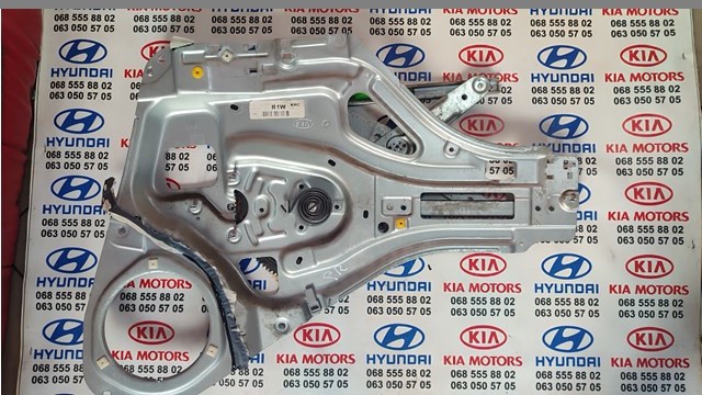 Механізм склопідіймача дверей передніх, правих 824021F010 HYUNDAI