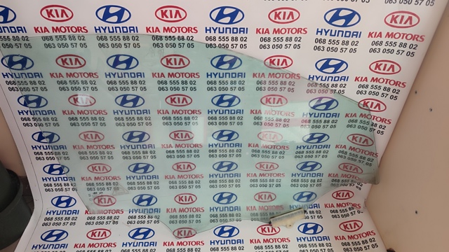 Скло передніх дверей, правих 824202W010 HYUNDAI
