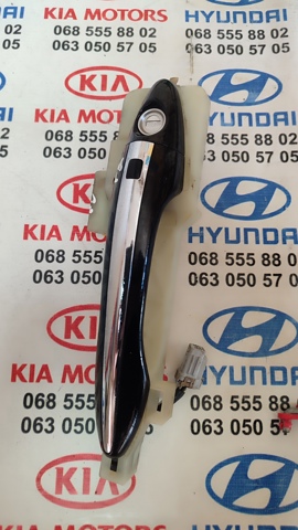 Тримач зовнішньої ручки дверей, передніх лівих 826552T000 HYUNDAI
