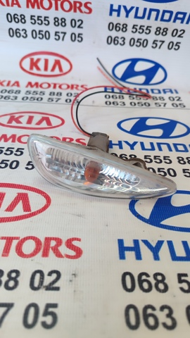 Повторювач повороту на крилі, правий 923041R010 HYUNDAI