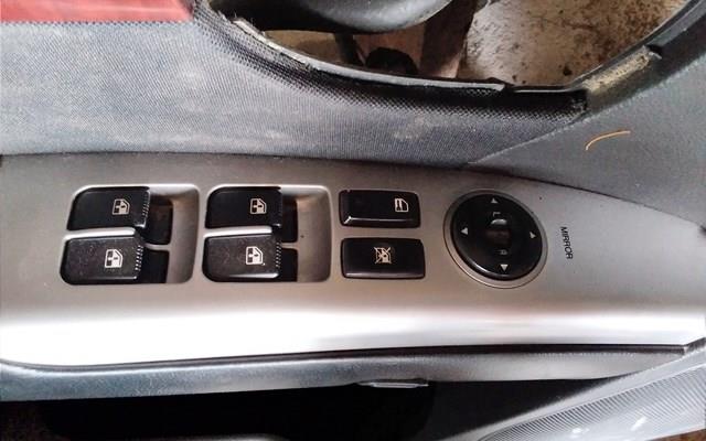 Кнопковий блок керування склопідіймачами передній лівий 935702B000S4 HYUNDAI