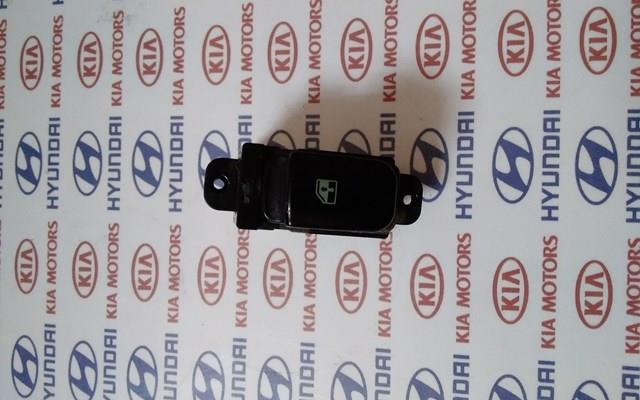 Кнопка підйомника переднього правого скла 935782D000 HYUNDAI