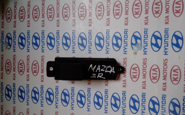 Кнопка вмикання двигуна склопідіймача передня права D65166370 MAZDA