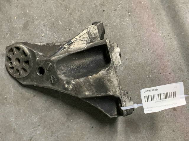 Кронштейн подушки (опори) двигуна, правої 7L6199308B VAG