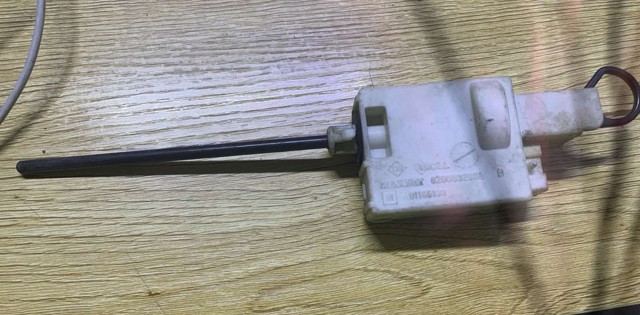 Мотор-привід відкриття лючка бака 8200032984 RENAULT