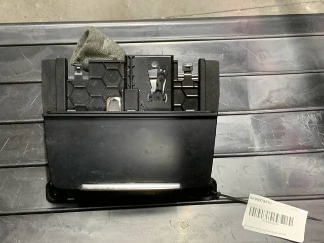 Попільничка центральної консолі 8K0857951C VAG