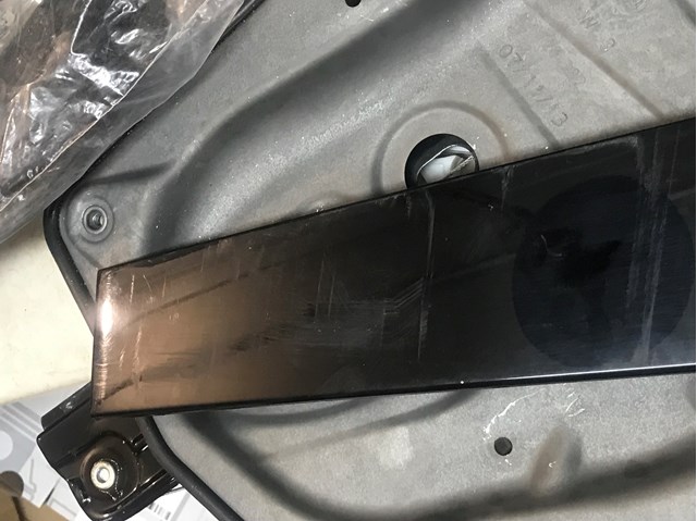 Накладка задньої двері, правої, вертикальна 3T5839902A VAG