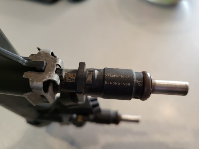 Форсунка дизельна в зборі, розпилювач + тримач V752817680 PEUGEOT