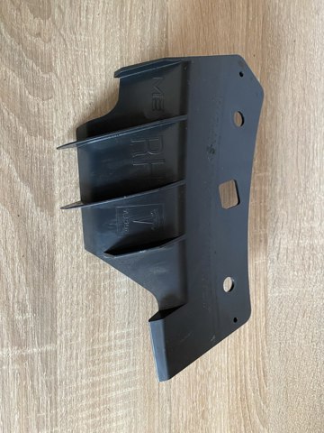 Кронштейн бампера переднього, правий 108417000B TESLA