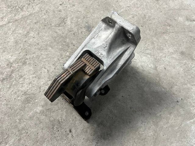 Кронштейн подушки (опори) двигуна, задньої 113333NF0A NISSAN