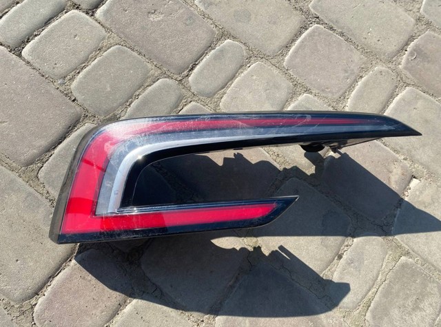 Задня ліва фара Tesla Model 3