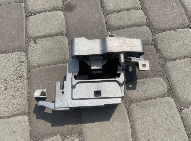 Права опора двигуна 22118835566 BMW