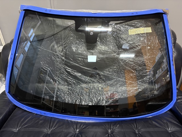 Автомобільне скло LR183609 LAND ROVER