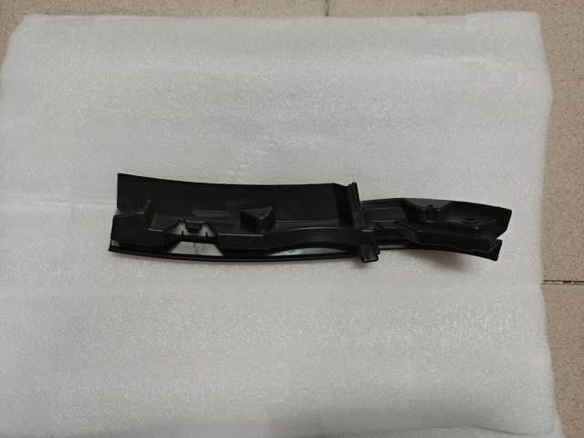 Кронштейн кріплення бампера переднього правий 8R0807278C VAG