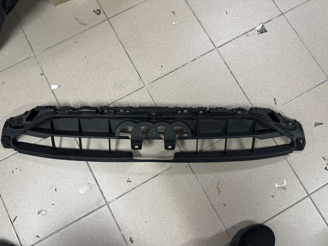 Кронштейн решітки радіатора 8W0807233 VAG