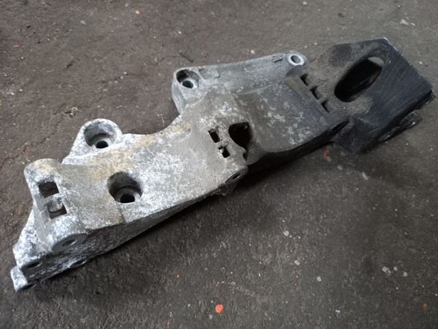 Кронштейн кріплення генератора 06A903143P VAG