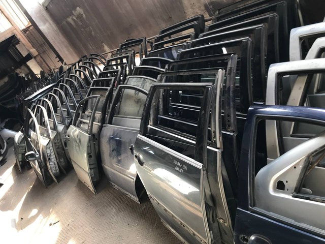 Пасажирські передні двері 3B4831052BF VAG