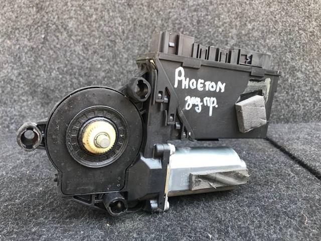 Двигун склопідіймача двері передньої, правої 3D0959704D VAG