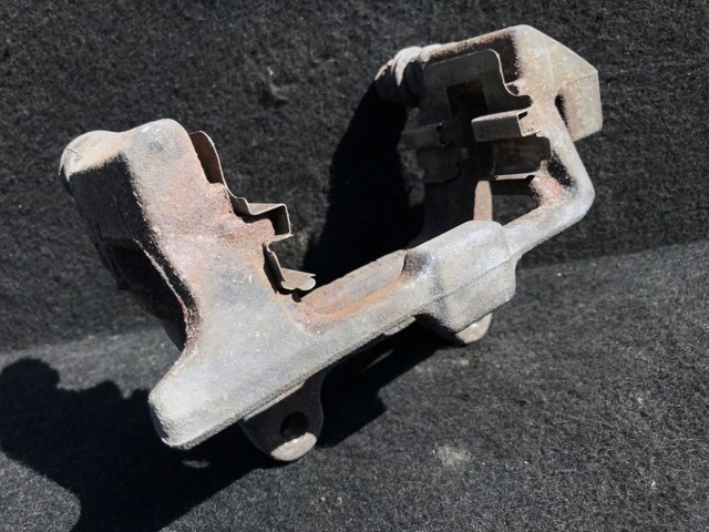 Скоба гальмівного заднього супорта 4F0615425D VAG