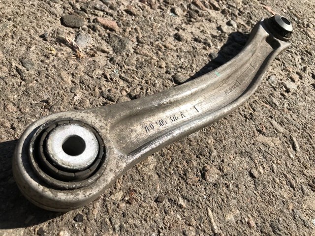 Балансир підвіски задній правий 7L0505376A VAG