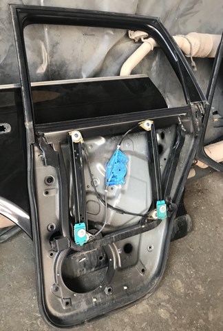 Рама скла лівих задніх дверей 7L0839353K VAG