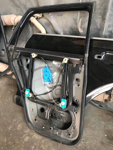 Рама скла правих задніх дверей 7L0839354K VAG