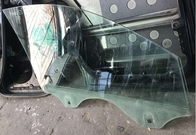 Скло водійських дверей 7L0845201F VAG