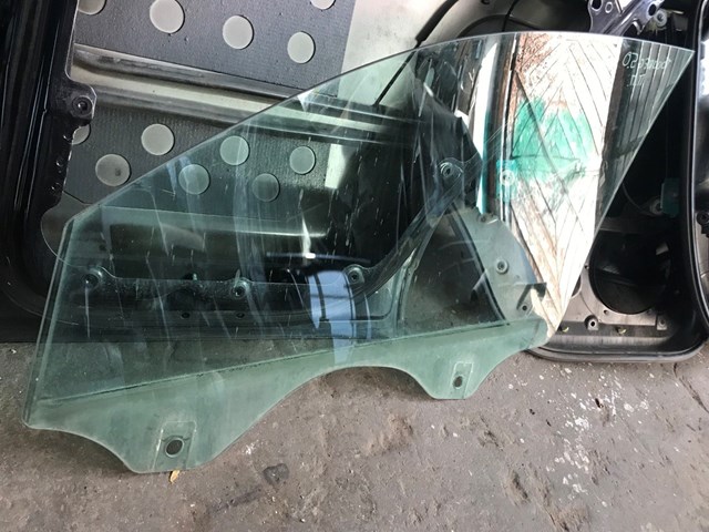 Скло передньої правої двері 7L0845202F VAG